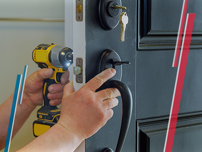 Asistencia negocio cerrajeria Hombre arreglando cerradura