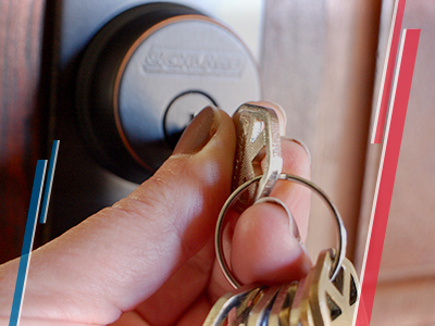 Servicio de cerrajería Llaves abriendo puerta