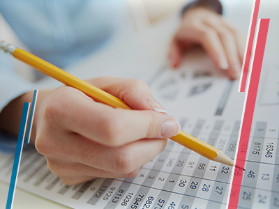 Orientación tributaria juridica Manos con lapiz cuentas