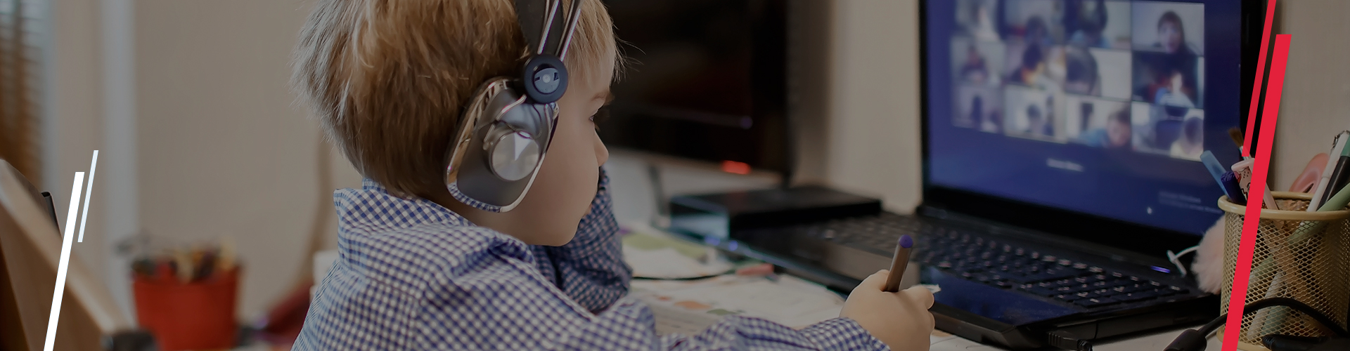 Asistencia Escolar Niño en computador