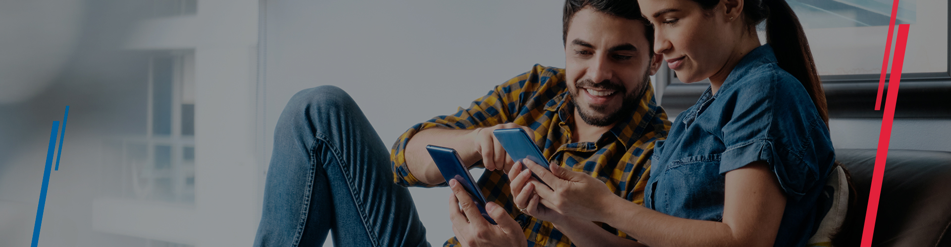 Asistencia Express Pareja viendo el celular